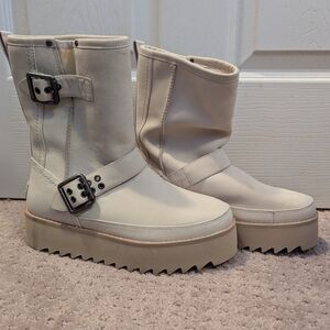 UGG cream white boots super cute! Size 8